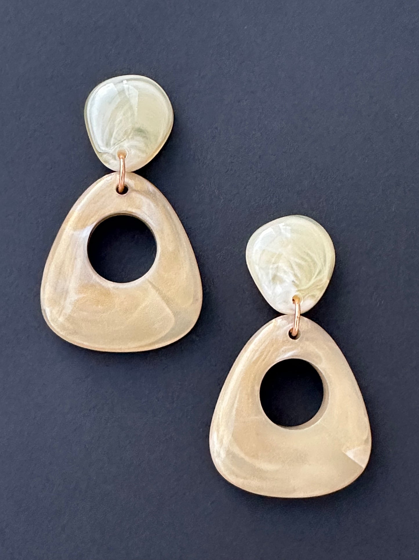 Daphne Retro Dangle Earrings — Champagne
