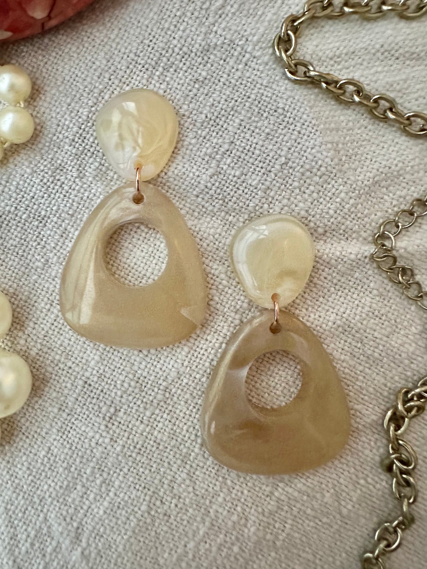 Daphne Retro Dangle Earrings — Champagne